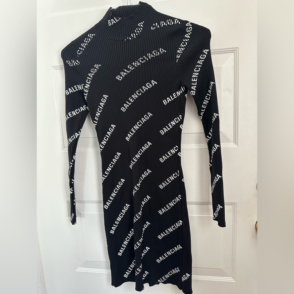 Elegant Balenciaga Black and White Long Sleeve Dress - Picture 7 of 11